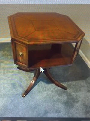 MESA AUXILIAR HENREDON Heritage vintage de caoba  Foto 1 de 4