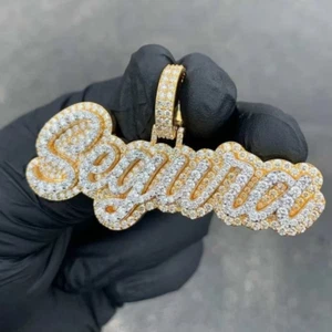 Colgante con letras cursivas personalizadas de moissanita de corte redondo de 3,20 quilates enchapado en oro amarillo de 14 quilates - Imagen 1 de 7