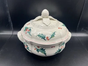 Villeroy & Boch Christmas HOLLY  NIB Covered Vegetable Serving Bowl BEAUTIFUL - Picture 1 of 15