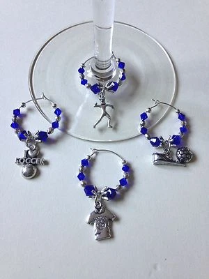 Juego de 4 dijes de copa de vino de fútbol Foto 1 de 4