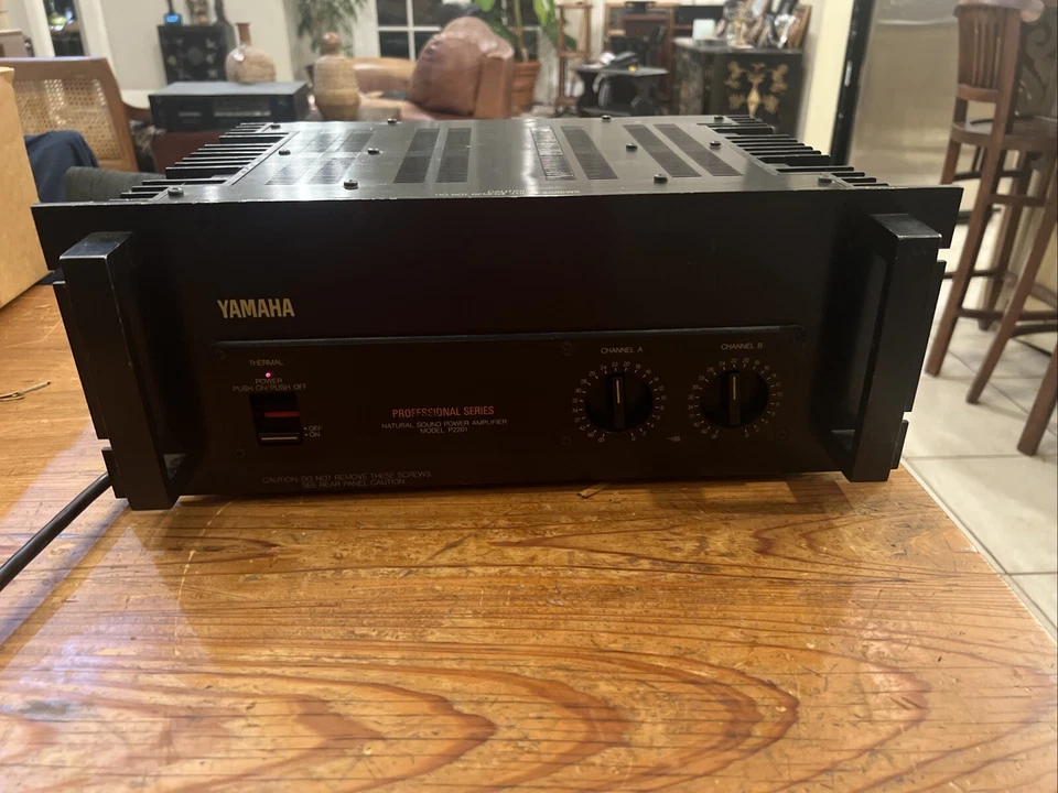 Amplificador profesional Yamaha 2201 Foto 1 de 4