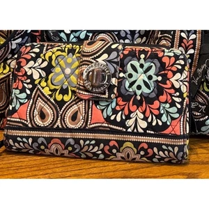 Vera Bradley Turnlock Geldbörse Sierra Retired Muster schwarz bunt gesteppt - Bild 1 von 5