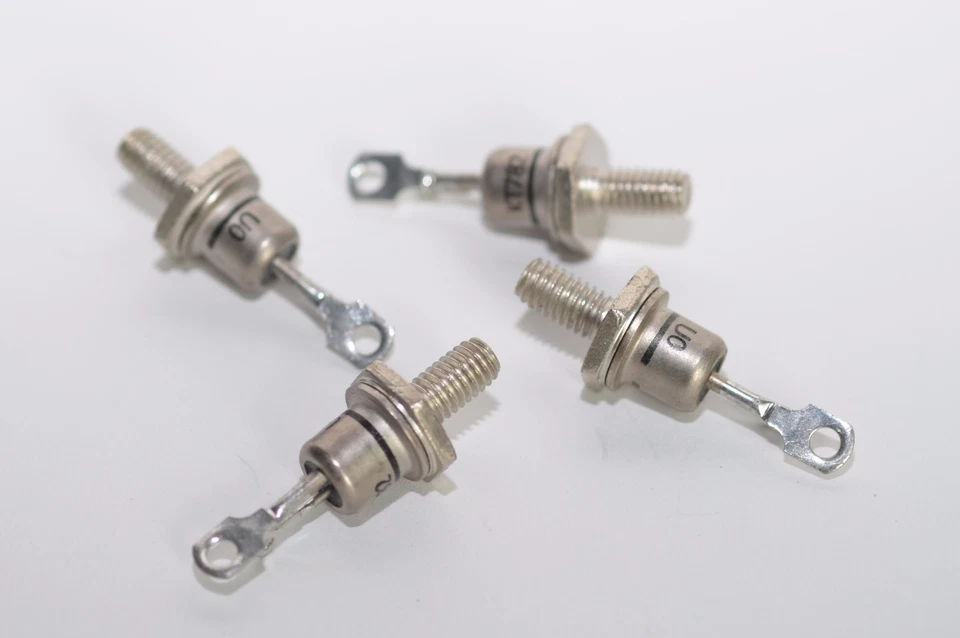 2x Tesla KT782 / KT 782 Triac, 10 A bei 200 V, DDR, NOS - Bild 1 von 1