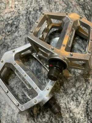 ! PEDAIS VINTAGE OLD SCHOOL WELLGO LU 313 9/16" PRATA NUNCA USADO PRECISA DE LIMPEZA - Imagem 1 de 4