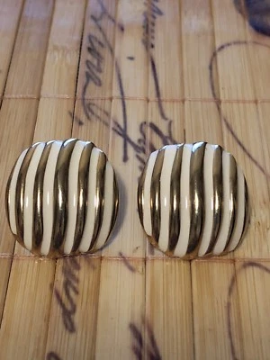 Aretes perforados Avon vintage de rayas esmaltadas crema en tono dorado firmados Foto 1 de 4
