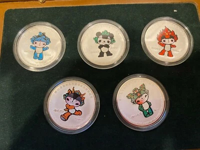 Mascotas Juegos Olímpicos Pekín Rondas Color Plata en Caja Especial Madera Foto 1 de 4