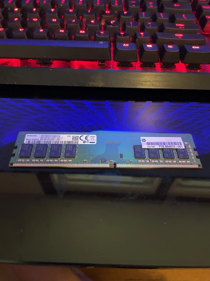 Samsung M378A1K43CB2-CRC 8GB DDR4 UDIMM Module - Image 1 of 1