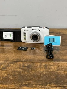 Nikon Coolpix S32 13.2MP wasserdichte stoßfeste Kamera weiß mit Ladegerät SD-Karte - Bild 1 von 10