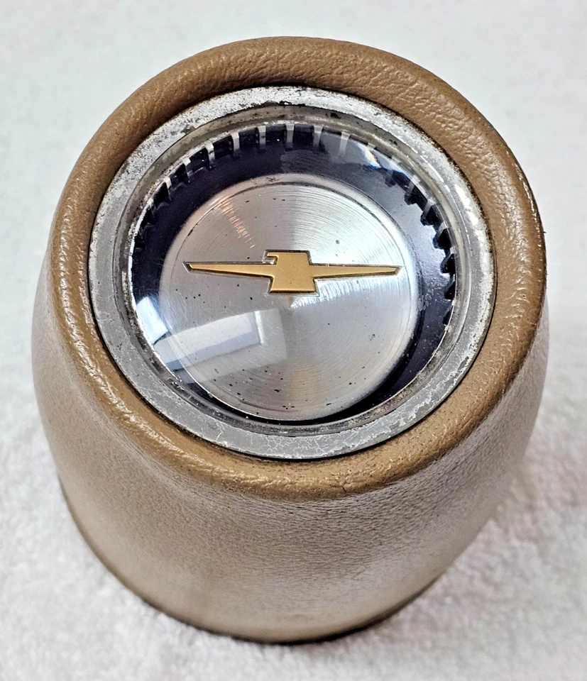 Ford Thunderbird 1968-1969 bocina botón tapa central OEM bronceado acolchado con emblema Foto 1 de 4