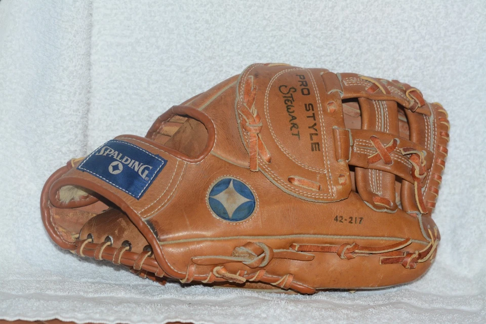Sports Bashball. SPALDING Jim Rice Leather Baseball Glove 42-217 RHT - Image 1 of 4