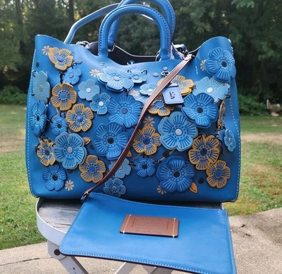 BOLSO DE MANO COACH 1941 LINKED TEA ROSE APLIQUES AZUL/MULTI CUERO 87378 MONEDERO Foto 1 de 4