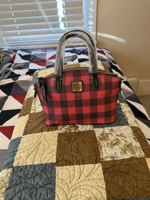 Bolsa satchel feminina xadrez vermelha e preta Dooney Bourke - Imagem 1 de 4