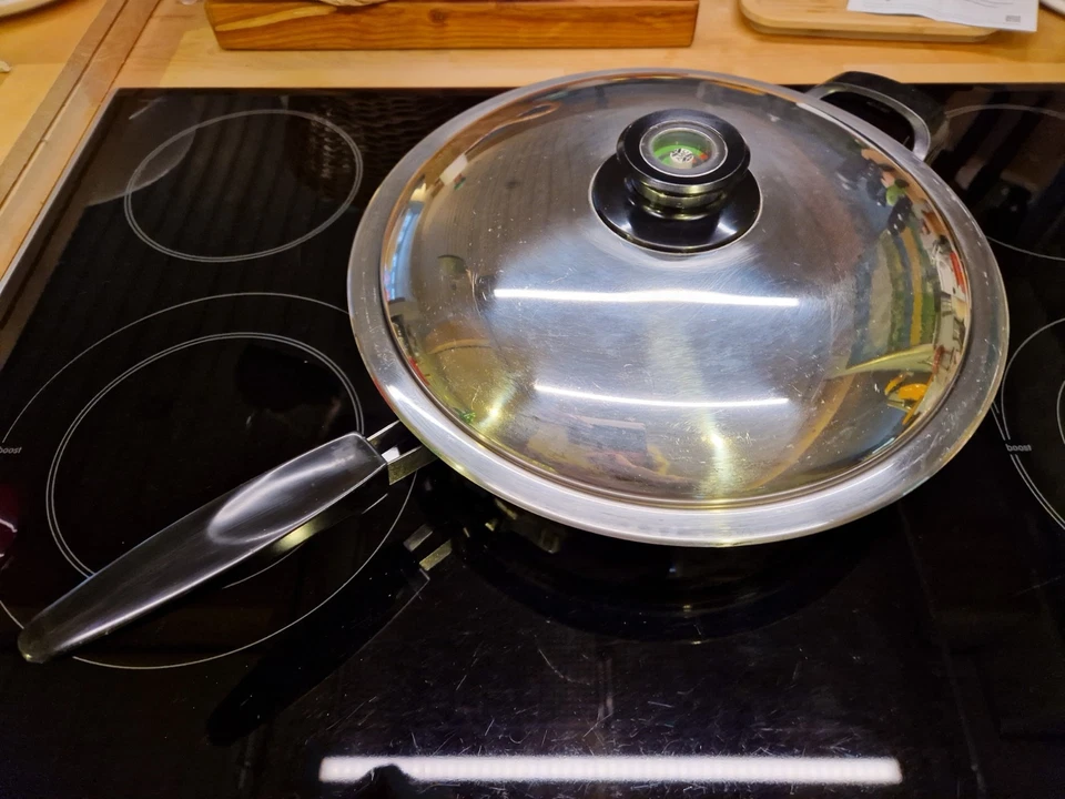 AMC 28 cm Edelstahlpfanne mit Stiel + Griff, Visiotherm-Deckel - Bild 1 von 3