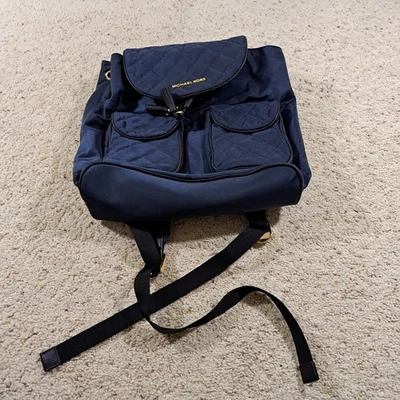 Mochila Michael Kors Kieran Negra Nylon Acolchada Bolsillos Cordón Foto 1 de 4