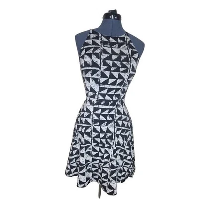 Bar III Halter Vestido Patinador Sin Mangas Blanco y Negro Art Deco Mediano Foto 1 de 4