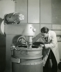France Lab Scene Mixer Laboratory Study Old Emeric Feher Photo 1950 - Picture 1 of 4