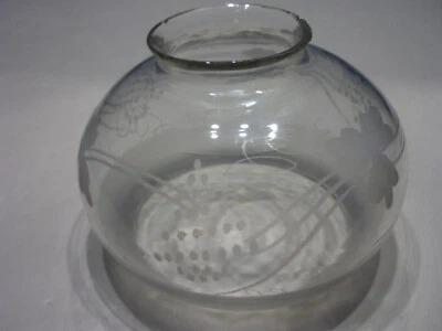 ANCIEN ABAT JOUR DE LAMPE A PETROLE EN VERRE GRAVE - Photo 1/4