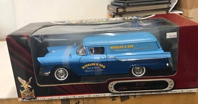 Ford Courier 1957 Road Signature sedán escala 1/18 nuevo en caja con algunas curvas de embalaje Foto 1 de 4