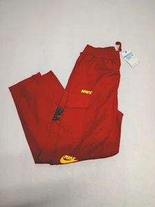 NUEVO CON ETIQUETAS NIKE SPORTSWEAR ESSENTIALS+ PANTALONES TEJIDOS PARA HOMBRE ROJOS DM6869-657 JOGGER MEDIANOS - Imagen 1 de 10