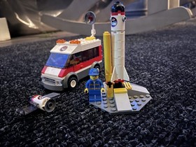 LEGO CITY Space Port Satellite Launch Pad 3366 Rocket Satellite Minifigure