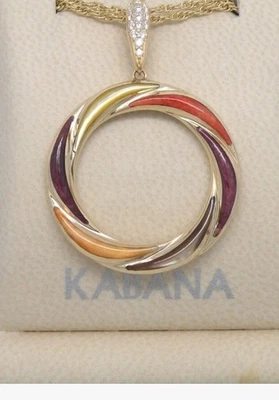 Colgante circular Kabana de oro amarillo de 14 k con incrustación de diamante e ostra espinosa Foto 1 de 4