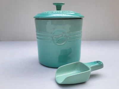 Juego de contenedores de alimentos para mascotas Le Creuset con tapa y cuchara - 1,9 cuartos de galón - fresco como nuevo - nuevo en caja Foto 1 de 4