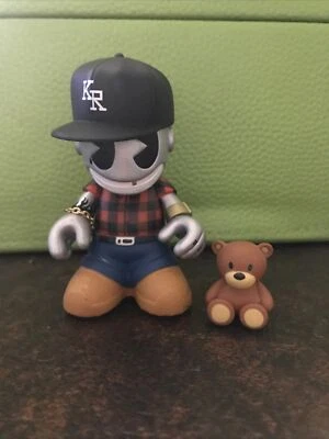 Kidrobot BOTS Figura Caja Ciega - KidGangster Edición Limitada Ganster Foto 1 de 4