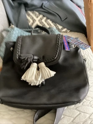 Cartera mochila con borlas negras de rayos violeta Foto 1 de 4