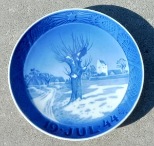 Royal Copenhagen Jul 1944 "Church in the Snow" Annual Christmas Plate 7" - Picture 1 of 19