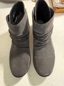 EUC 9.5M Clarks ankle bootie gray - Picture 1 of 6