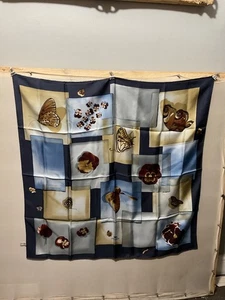 Bufanda de seda Longchamp Paris "Mariposas" 34"×34" D1 - Imagen 1 de 3