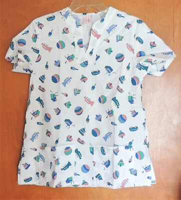 Camisa Médica Para Mujer Pequeña Blanca con Diseño de Juguete Manga Corta Cuello en V Medline Foto 1 de 2