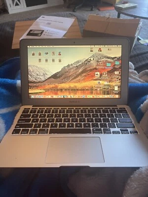 Apple MacBook Air, 11-in, 1.4GHz, Intel Core i5, 4 GB RAM, 128 GB, Intel HD 5000 - Image 1 of 4