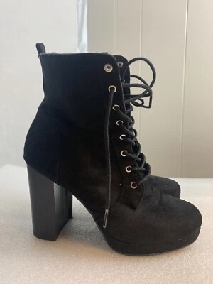 BOTAS CHARLOTE RUSSE TACÓN ALTO GAMUZA NEGRAS CON CORDONES, TALLA 7 Foto 1 de 4