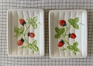 vintage style strawberry embossed ceramic deco plate/tray japan 5"x7" 2 pec - Picture 1 of 7
