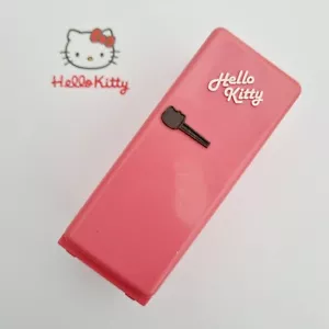 ZU HAUSE MIT HELLO KITTY Magazin 2013 rosa Kühlschrank Puppenhaus Möbel - Bild 1 von 7