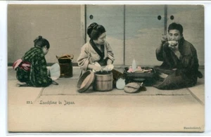Postal Mujer Japonesa Hombre Almuerzo en Japón 1905c Coloreada a Mano - Imagen 1 de 1