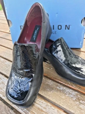 Mocassim Kenneth Cole preto couro/patente novo na caixa meninas jovens tamanho 5 1/2 M  - Imagem 1 de 4