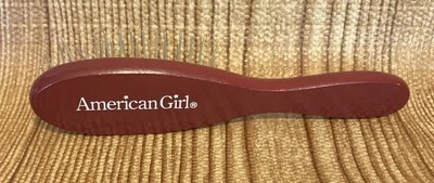 Cepillo de pelo de alambre de madera auténtico American Girl para muñecas 6" Foto 1 de 4