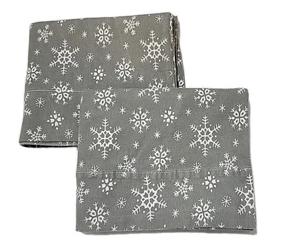 Juego de 2 fundas de almohada de franela gris con copo de nieve blanco.  19 X 30 estándar/queen Foto 1 de 4