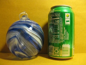 ORNAMENT, HANDGEBLASENE KUNST GLAS BLAU, WEISS & KLARER WIRBEL, 3 1/4 ZOLL - Bild 1 von 14