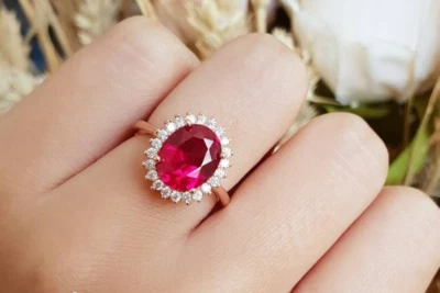 Anillo de compromiso de diamantes rubí natural de 3 quilates con halo de oro rosa sólido de 14 k princesa Diana Foto 1 de 4