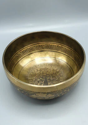 Cuenco de canto tibetano tallado fino con estampado de pie de Buda Foto 1 de 4