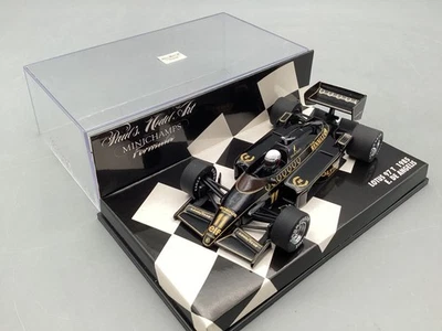 Modellautos 1:43 Minichamps Lotus 79T 1985 E. De Angelis #11 mit Vitrine - Bild 1 von 4