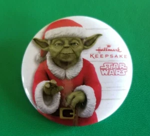 Hallmark Andenken SANTA YODA PIN Comic Con KNOPF Weihnachten SDCC 2014 Star Wars - Bild 1 von 2