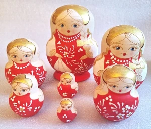 Beautiful 7 Piece Ukrainian folk dressed Matryoshka Babushka Wooden nesting doll - Bild 1 von 2
