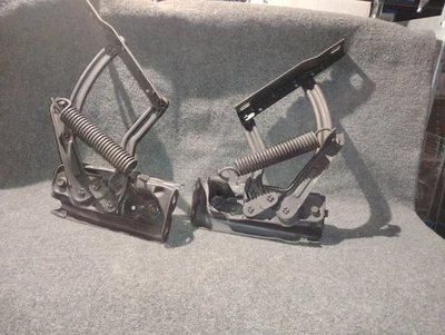 BISAGRAS DE CAPÓ ORIGINALES CHEVY IMPALA 1963-1964 CON RESORTES Foto 1 de 4