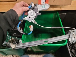 2003-2011 Honda Element Left Front Driver Power Window Motor w/ Regulator - Picture 1 of 1