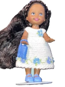 Barbie AA Kelly Chelsie Puppe, gehäkelte Kleidung, Schuhe, Zubehör, Kaiser Ständer - Bild 1 von 2