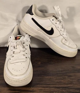 Scarpe da ginnastica Nike Air Force 1 basse bianche nere taglia 4 anni (AR7446-100) usate condizioni - Foto 1 di 15
